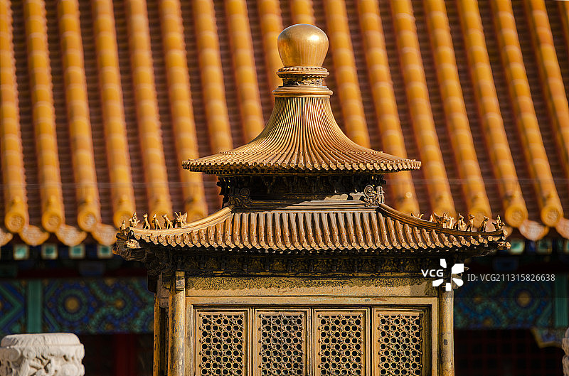 北京故宫博物院的窗格、香炉和铜缸图片素材