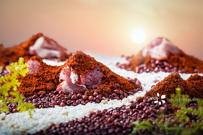 新鲜猪肉与粮食谷物缩微日出景色图片素材