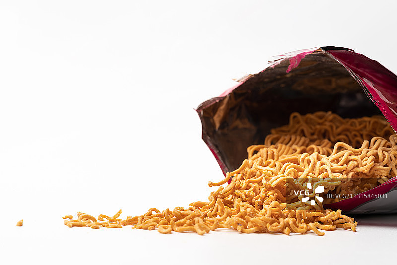 纯白色背景下的干脆面图片素材