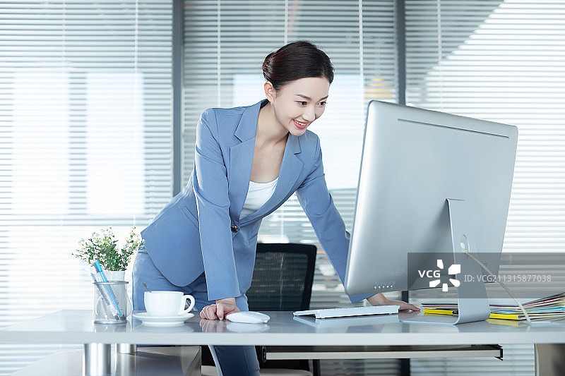 亚洲女性,使用电脑,充满活力,计算机图片素材