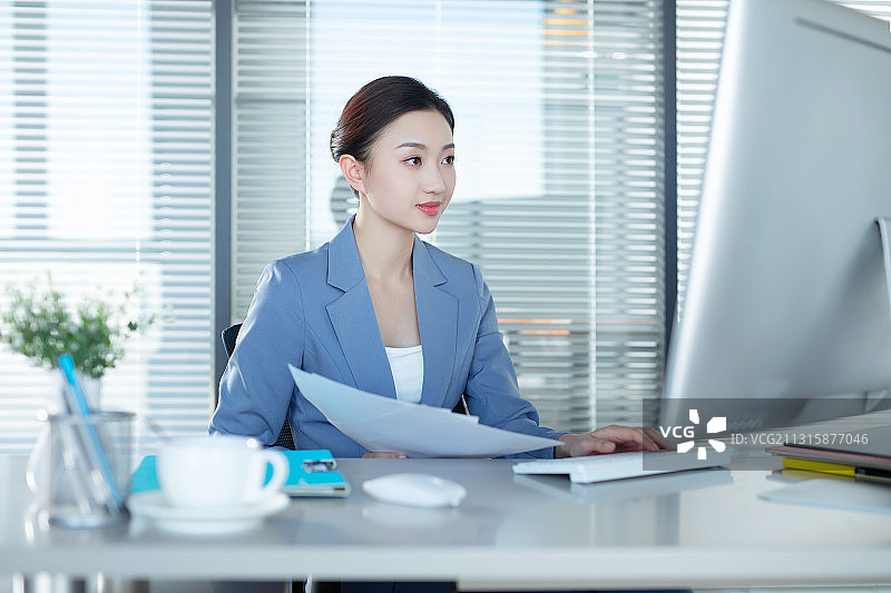 亚洲女性,使用电脑,仔细核对,商务图片素材