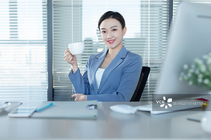青年女子,喝咖啡,工间休息,办公室职员图片素材