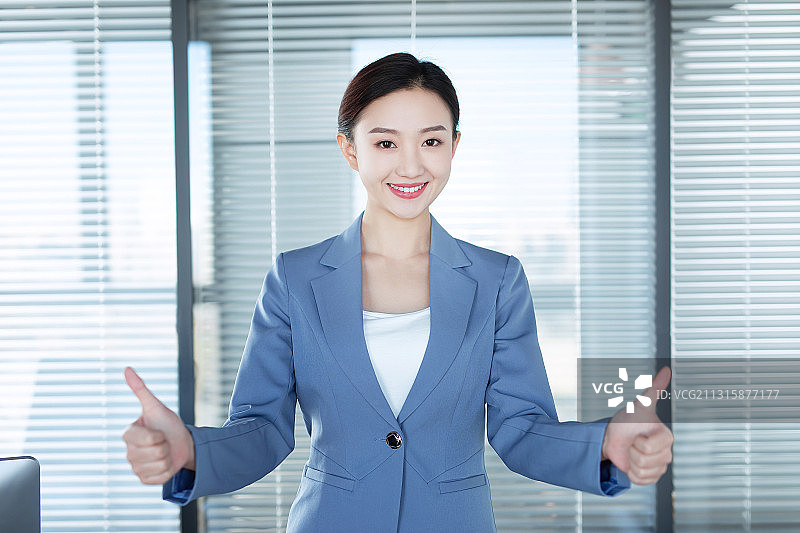 亚洲商务女性翘起大拇指图片素材