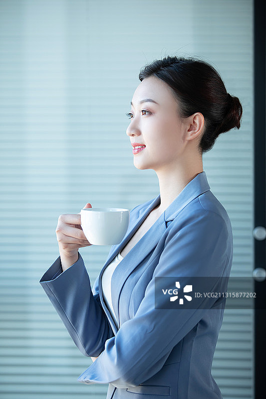亚洲女子,白领,喝咖啡,从容态度图片素材