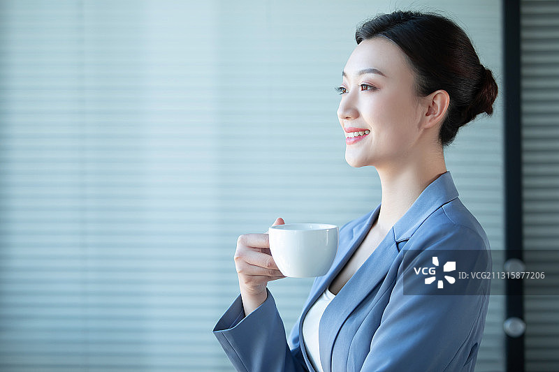 亚洲女子,白领,喝咖啡,从容态度图片素材