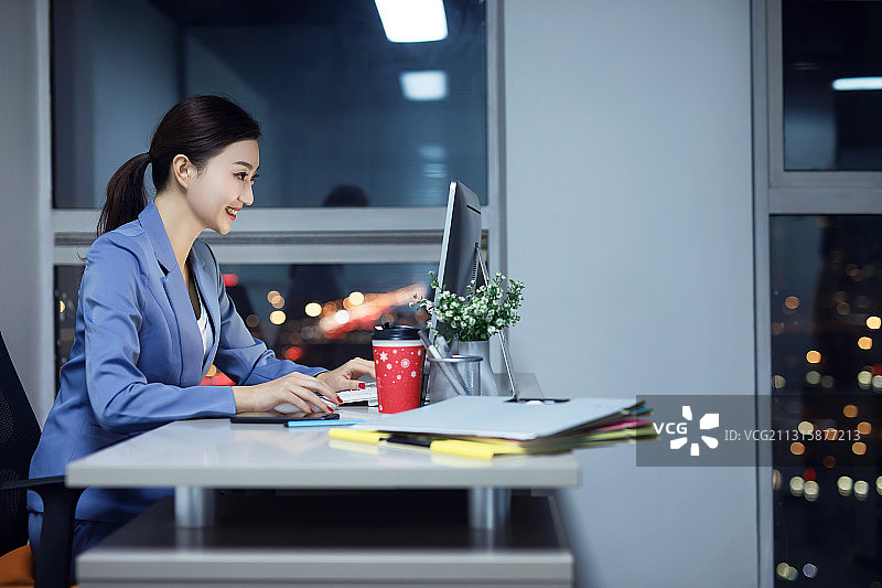 商务女性加班,精神振作,夜晚图片素材