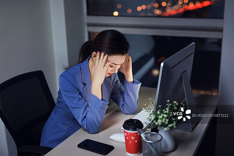 商务女性加班,状态不良,夜晚图片素材