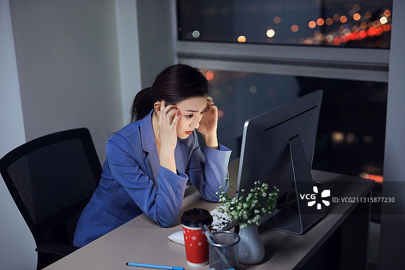 商务女性加班,状态不良,夜晚图片素材