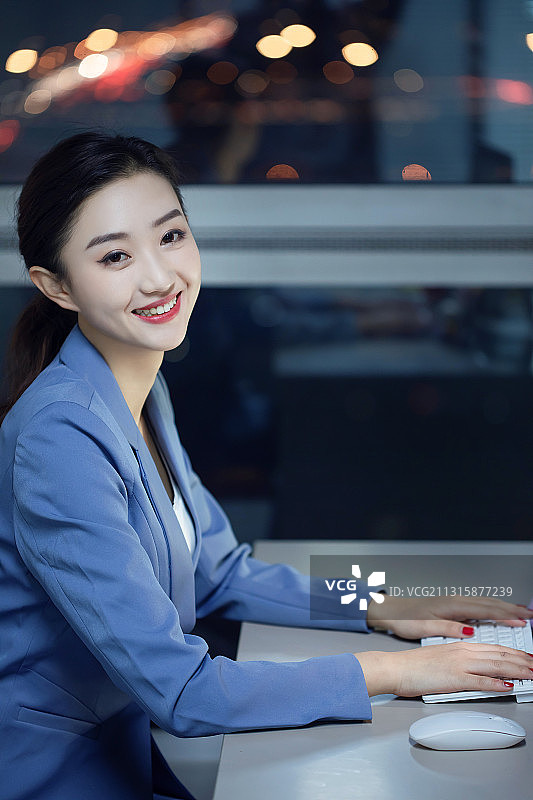 商务女性加班,精神振作,夜晚图片素材