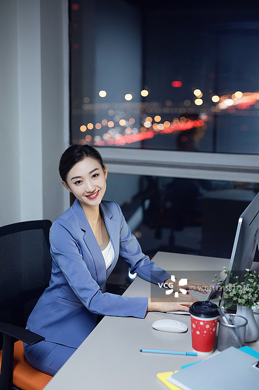 商务女性加班,精神振作,夜晚图片素材