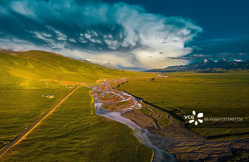 甘肃省黑河湿地，一场暴雨刚过去，天空格外通透图片素材