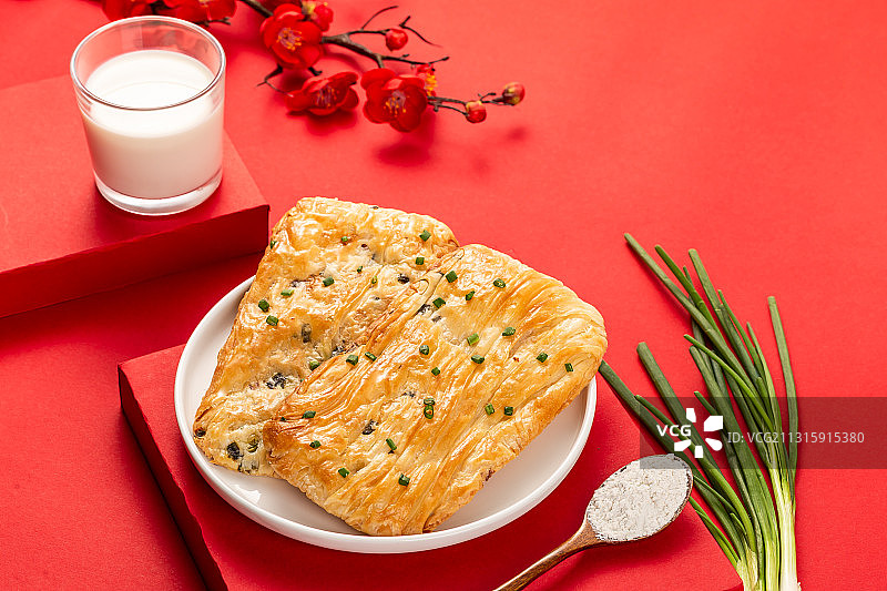 满满一盘美味小吃锅盔饼图片素材