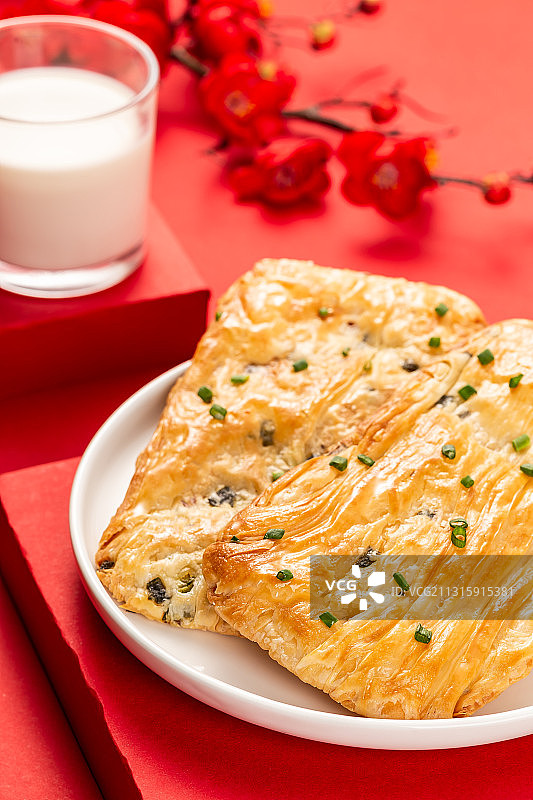 满满一盘美味小吃锅盔饼图片素材