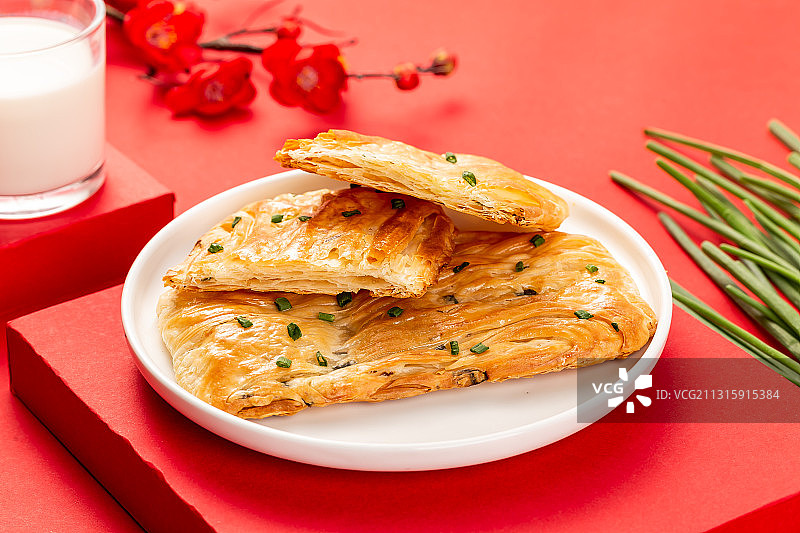 满满一盘美味小吃锅盔饼图片素材