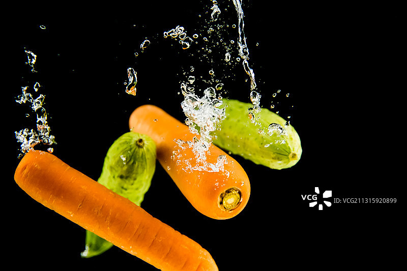 落入水中的蔬菜图片素材