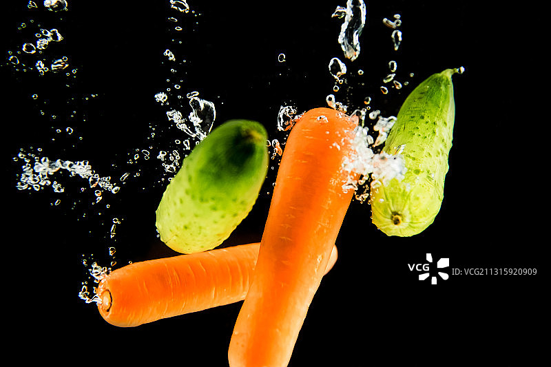 落入水中的蔬菜图片素材