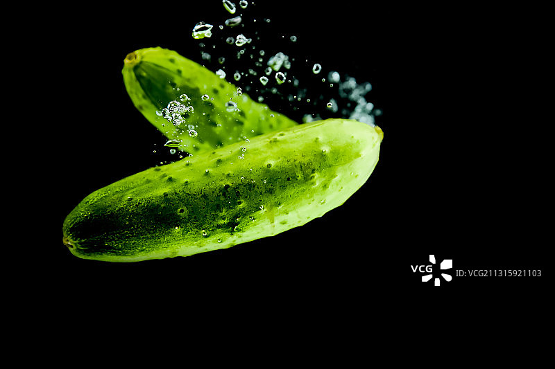 落入水中的黄瓜图片素材