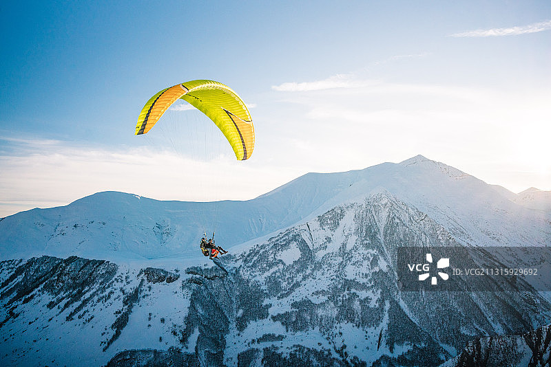 高加索，雪山，滑翔伞图片素材