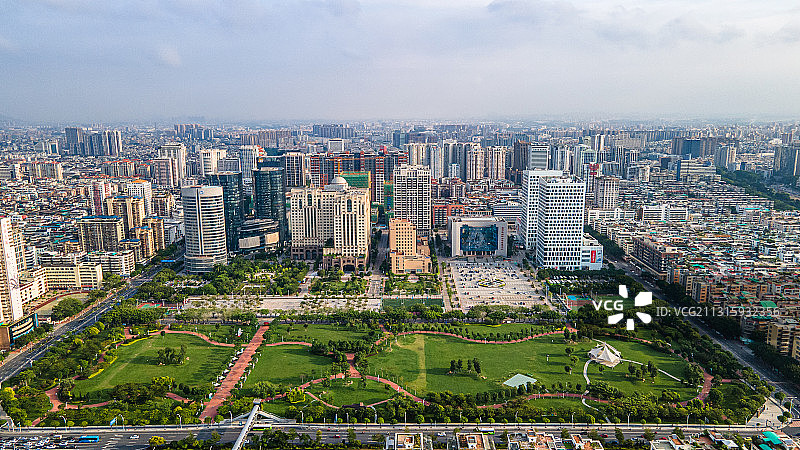 中国广东省汕头市时代广场建筑群和绿地公园图片素材