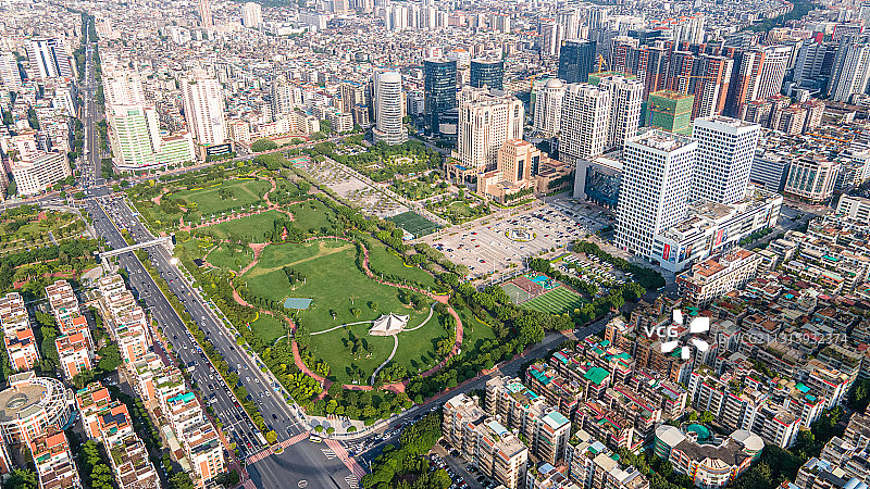 中国广东省汕头市时代广场建筑群和绿地公园图片素材