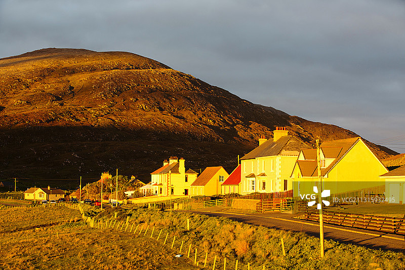 英国苏格兰外赫布里群岛哈里斯岛利弗堡的房屋在日落余晖中图片素材