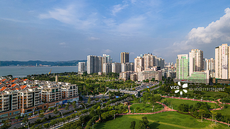 中国广东省汕头市时代广场和周边建筑群图片素材