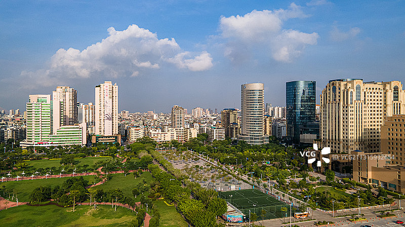 中国广东省汕头市时代广场和周边建筑群图片素材