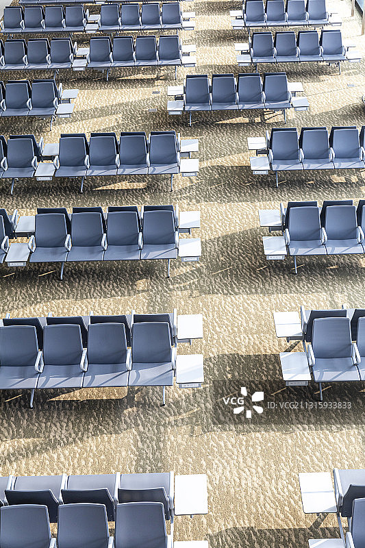 上海浦东机场，候机厅，有序排列的座位图片素材