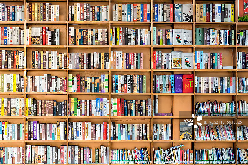 阅读家木制书架图片素材