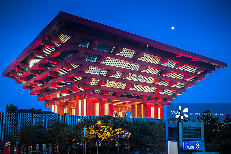 中华艺术宫夜景(原2010年上海世博会中国馆)图片素材