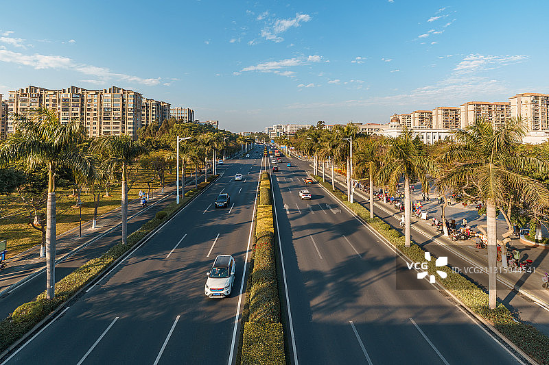 现代城市公路俯拍，厦门城市天际线图片素材