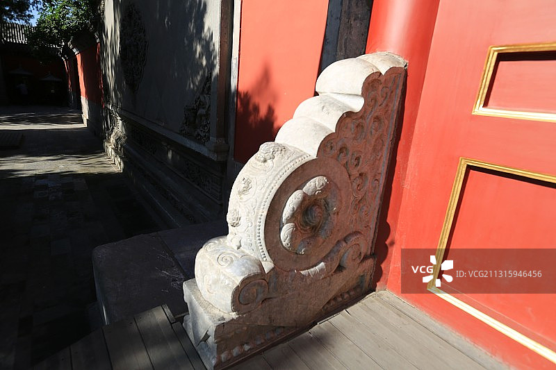 北京皇家园林颐和园仁寿门前抱鼓石图片素材