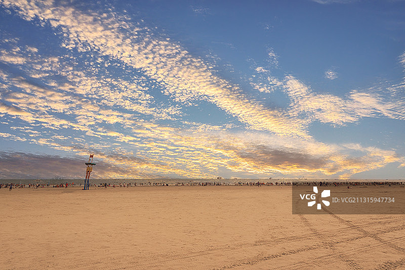 广西北海银滩沙滩上的车轨和晚霞图片素材