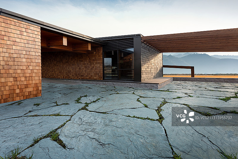 田园里的别墅院子图片素材