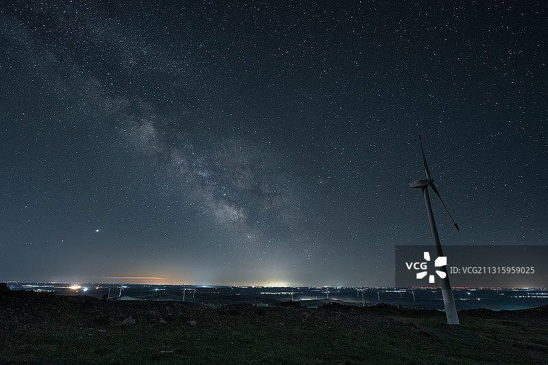银河下的风车和安静的小镇图片素材