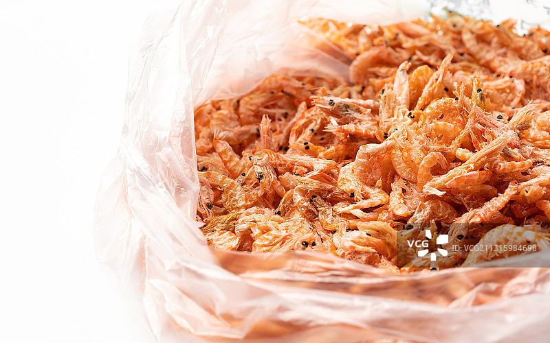 纯白色背景下的海鲜调味品干虾皮图片素材