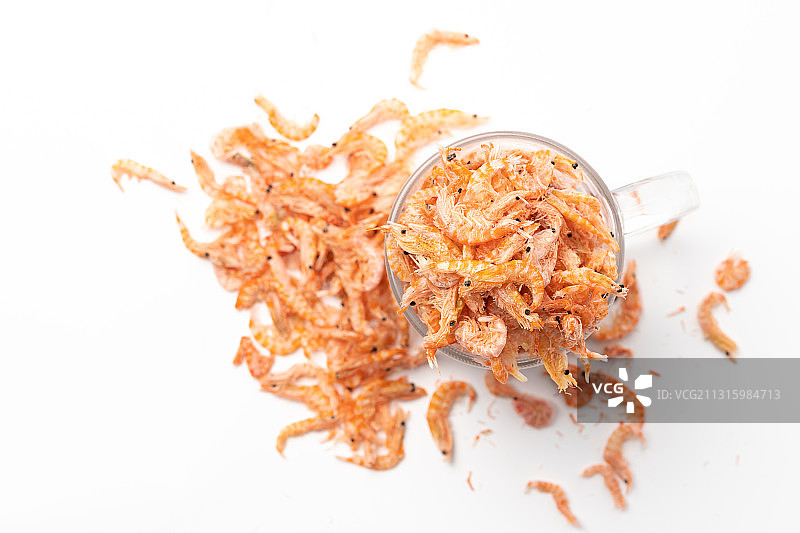 纯白色背景下的海鲜调味品干虾皮图片素材