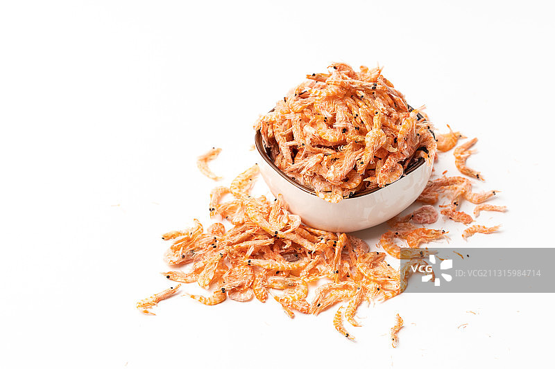 纯白色背景下的海鲜调味品干虾皮图片素材