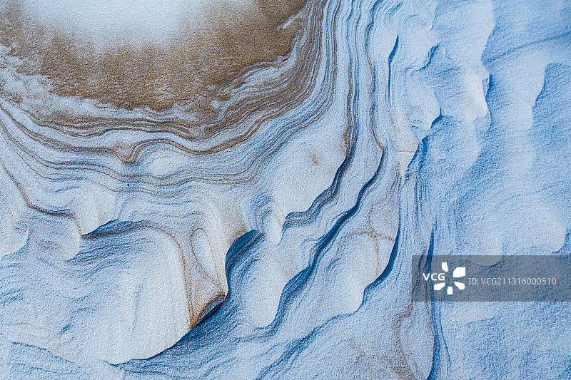 北风吹出雪和黄沙美丽的图案图片素材