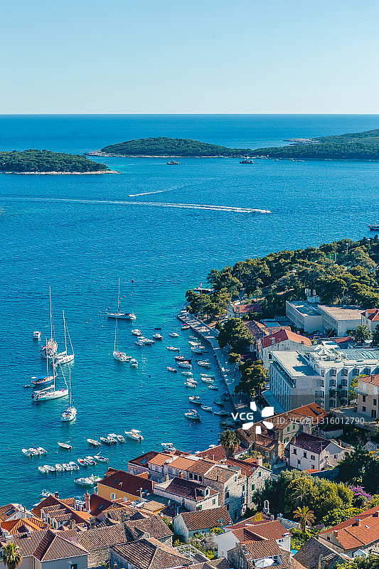 克罗地亚，赫瓦尔岛，海岸，港口，船，高视角，全景图片素材