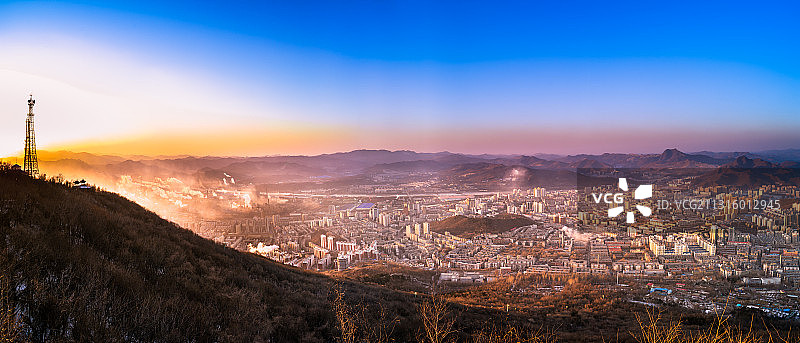 辽宁省本溪市平顶山森林公园鸟瞰城市全景图图片素材