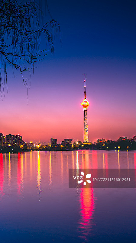 北京玉渊潭公园湖面中央电视塔夕阳日落图片素材