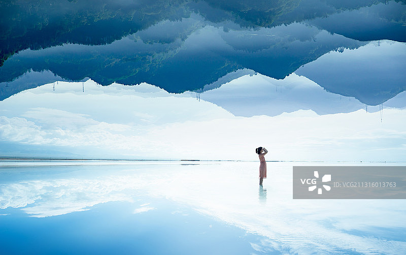 天空之境与女人图片素材