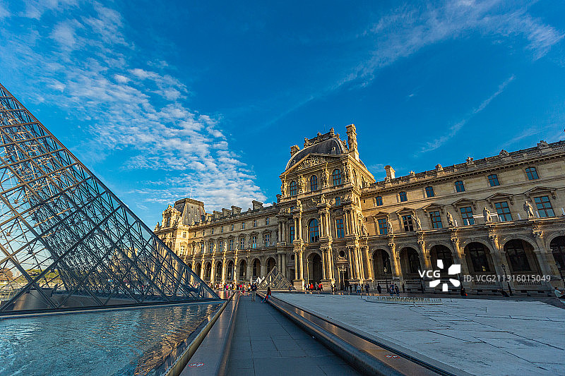 巴黎，卢浮宫，入口，金字塔，广场，蓝天图片素材