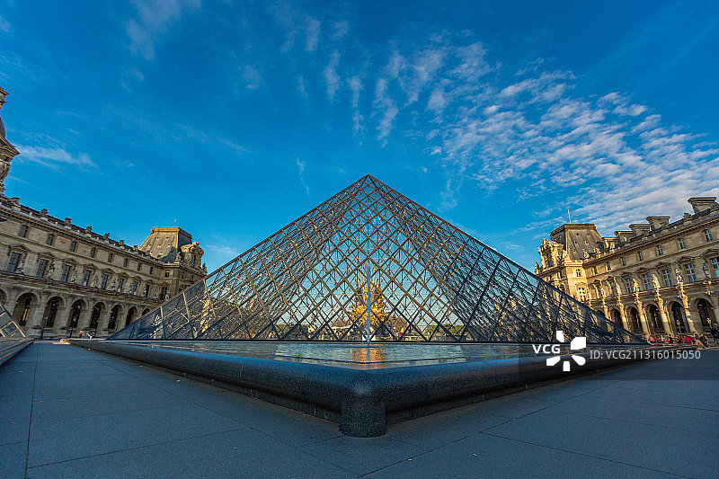 巴黎，卢浮宫，入口，金字塔，广场，蓝天图片素材