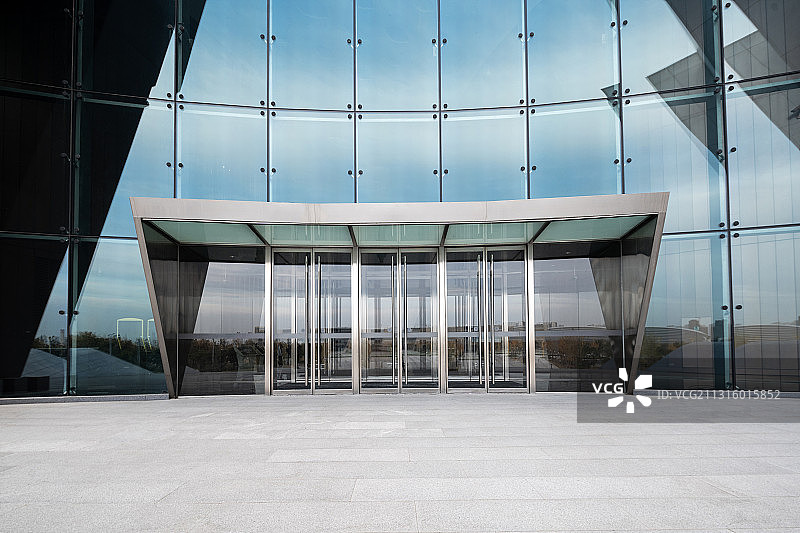 空旷地面和现代化建筑，汽车广告背景图图片素材