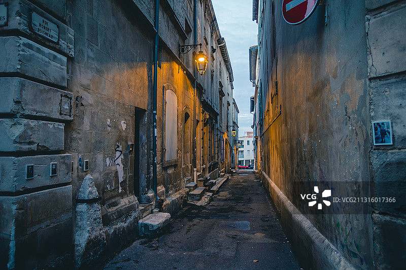 法国，阿尔勒，夜景，小镇，街道图片素材