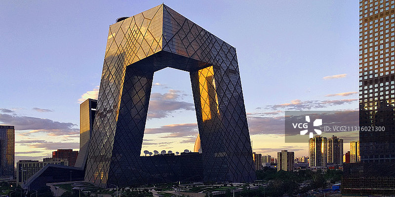 黄昏暖日下的北京中央广播电视总台大厦图片素材