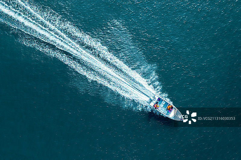 航拍快艇航行图片素材
