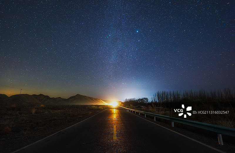 帕米尔高原上的星空下一条路延伸向远方图片素材